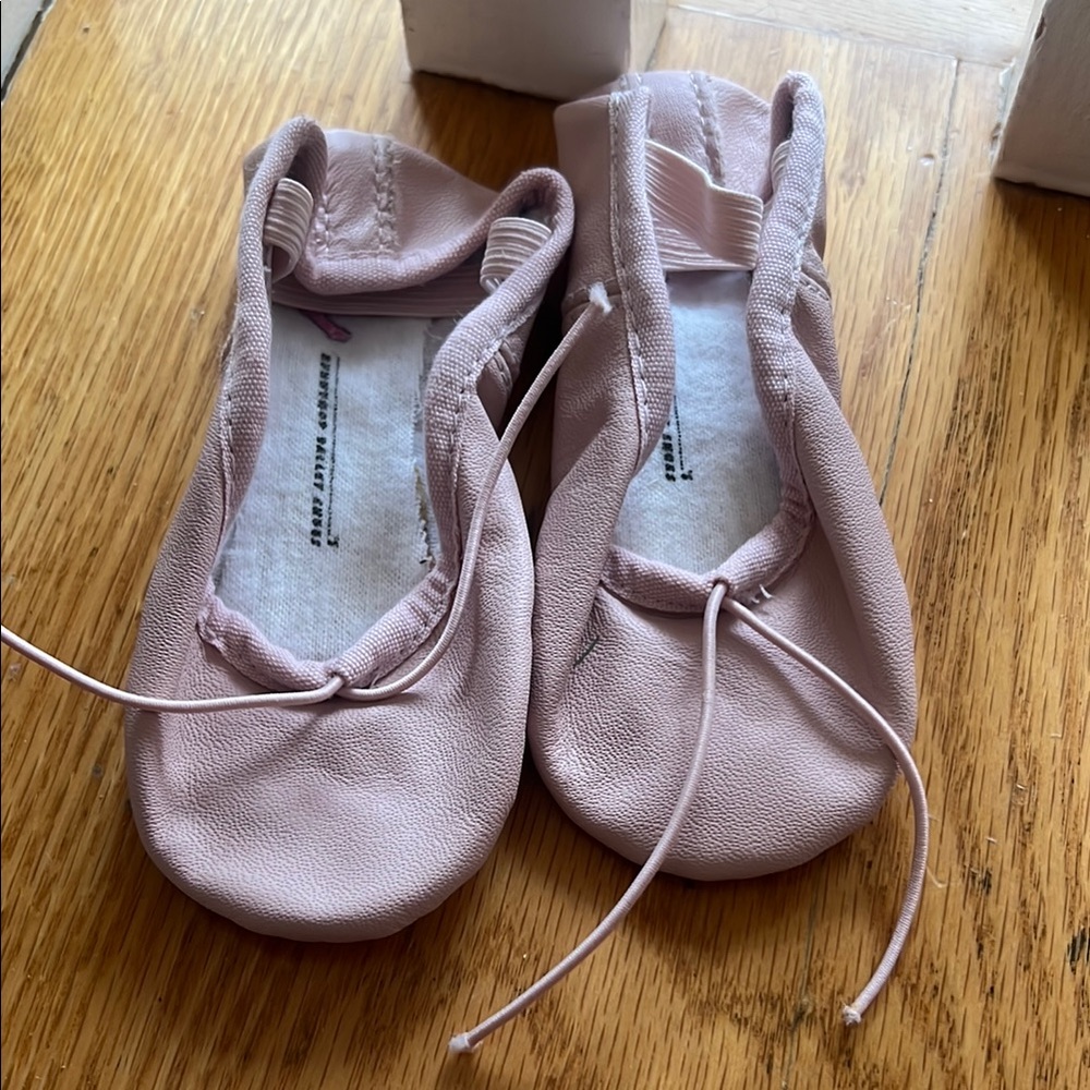 New Bloch Pink ballet Slippers with Soft Fabric and Classic Design